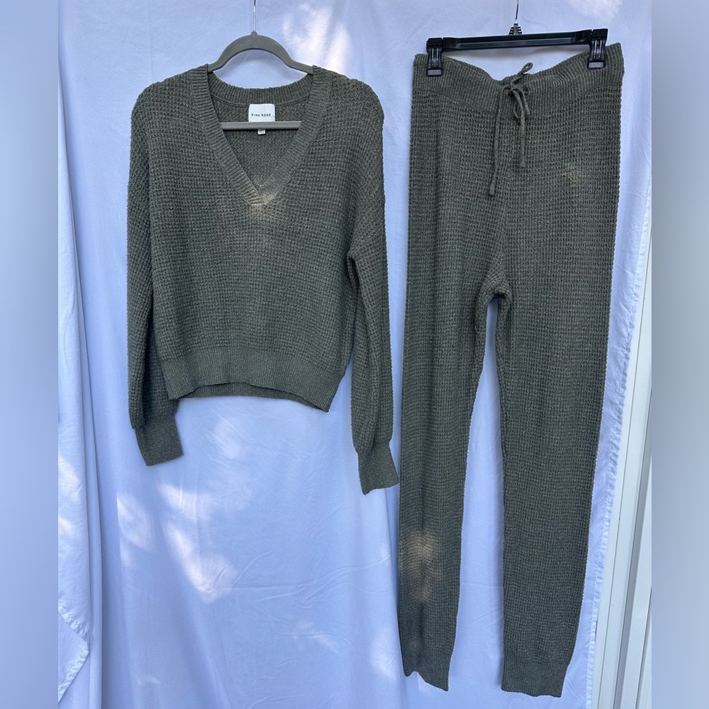 Pink Rose marbled green knit pants set. Size large.